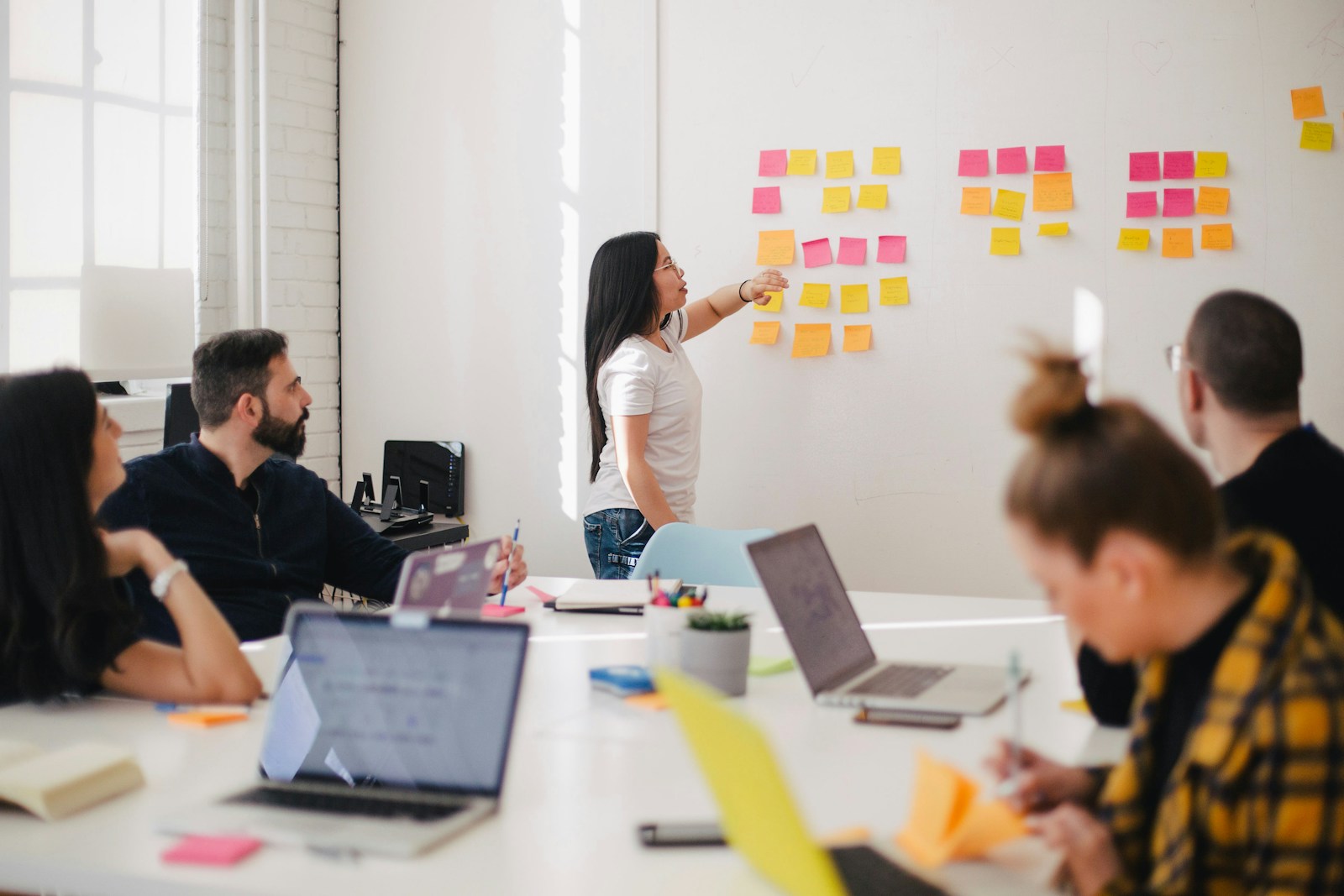 78% des projets de transformation digitale échouent principalement à cause de la résistance humaine. Voici la méthode pour transformer vos collaborateurs réticents en véritables ambassadeurs du changement.
